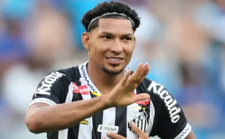 Santos e Cruzeiro empatam em partida tecnicamente limitada; time paulista segue sem vencer no Brasileirão