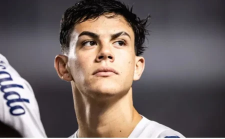 Santos estuda solicitar o retorno de JP Chermont do Coritiba devido à instabilidade física de Mayke