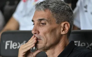 Santos: Reunião define futuro de Vojvoda após desempenho insatisfatório Santos: Reunião define futuro de Vojvoda após desempenho insatisfatório