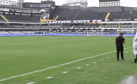 Santos revitaliza gramado da Vila Belmiro durante pausa no calendário