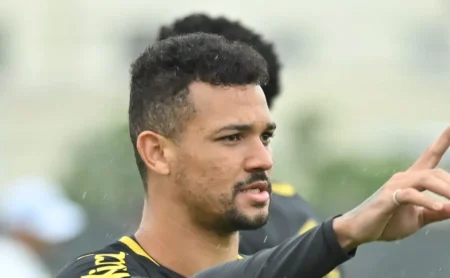 Santos trava saídas e Zé Ivaldo fica após chegada de Veríssimo