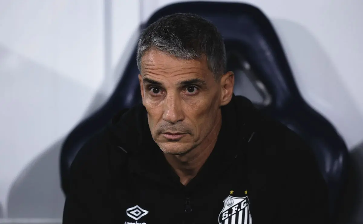 Santos: Vojvoda demitido e multa de R$ 12 milhões definida Santos: Vojvoda demitido e multa de R$ 12 milhões definida