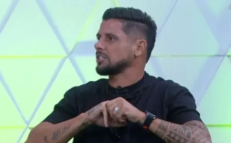 Santos x Corinthians: Cicinho prevê goleada e aposta em 3 a 0 no clássico