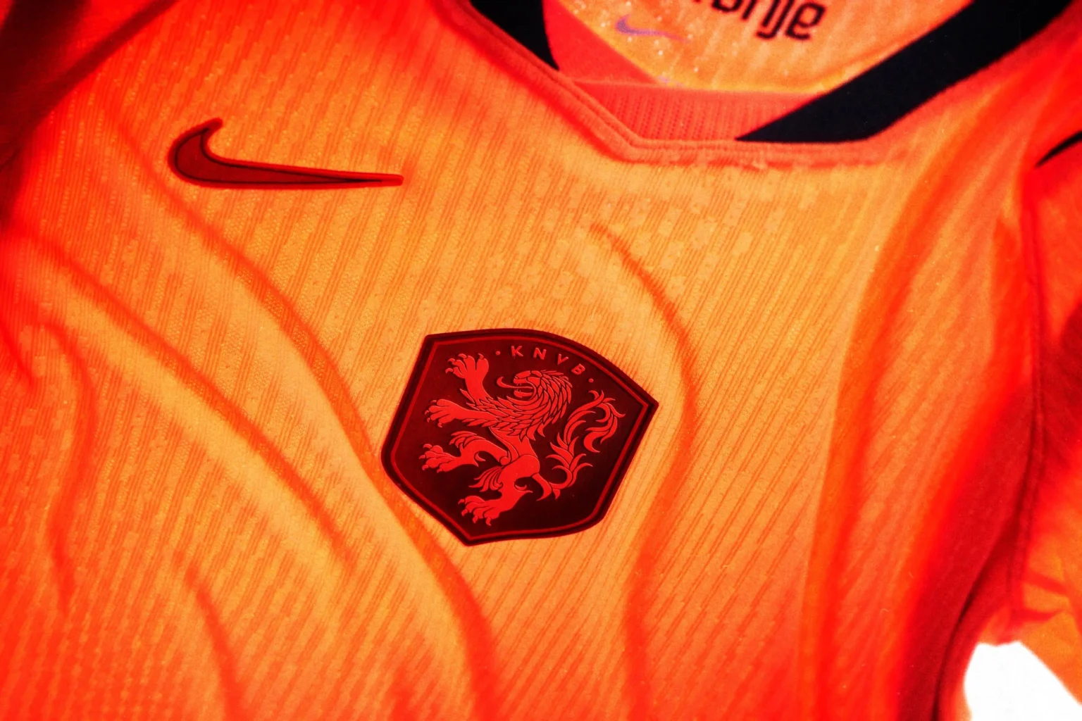 Seleções de França, Inglaterra, Uruguai e Holanda apresentam camisas para a Copa do Mundo de 2026