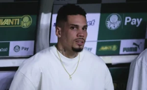 Situação de Paulinho é revelada no Palmeiras; incômodo na perna persiste após 8 meses de cirurgia Situação de Paulinho é revelada no Palmeiras; incômodo na perna persiste após 8 meses de cirurgia