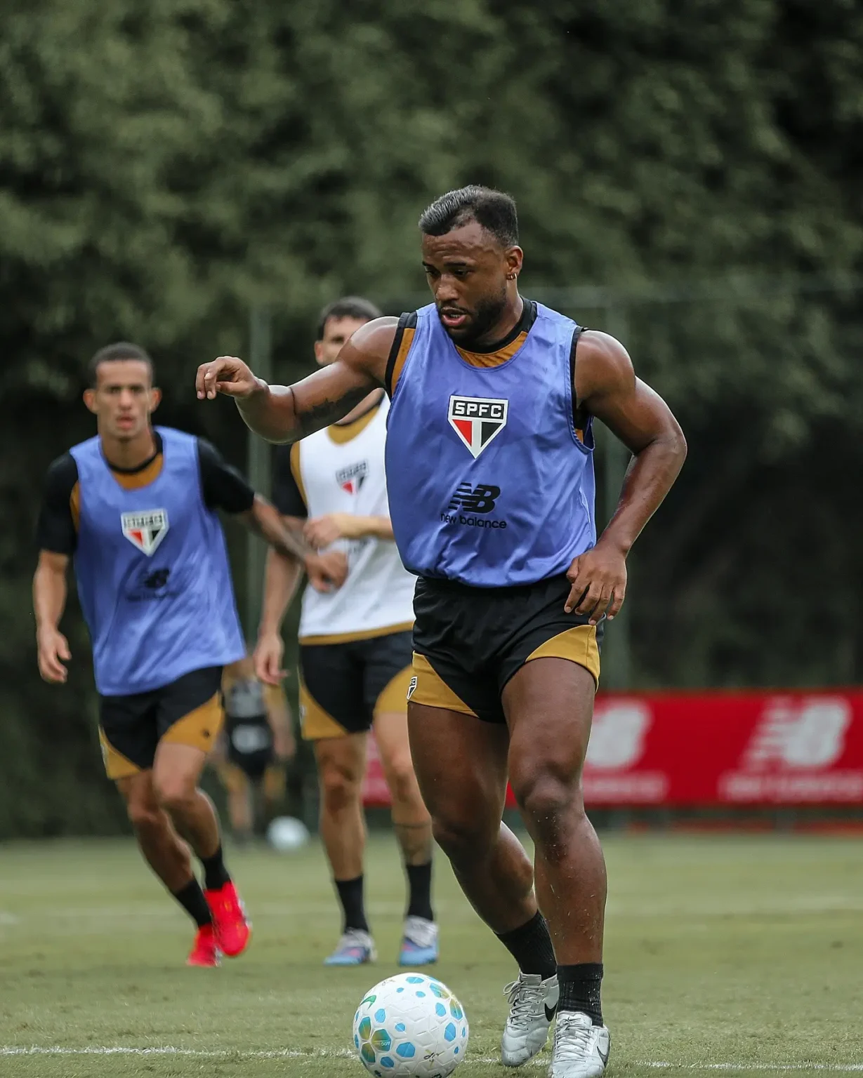 São Paulo adia renovação de dupla defensiva para dar espaço a jovens de Cotia