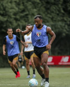 São Paulo adia renovação de dupla defensiva para dar espaço a jovens de Cotia