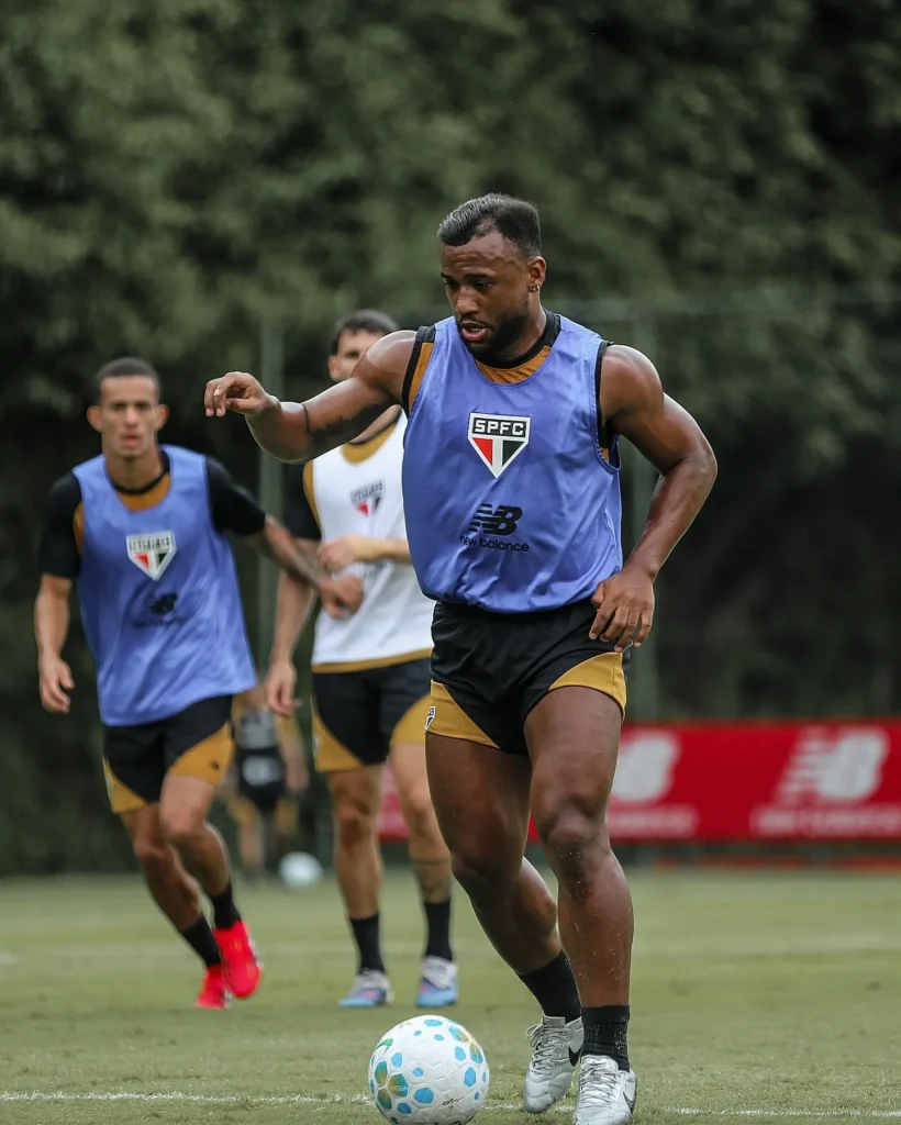 São Paulo adia renovação de dupla defensiva para dar espaço a jovens de Cotia