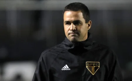 São Paulo consulta André Jardine, além de Roger Machado, mas sem negociação.