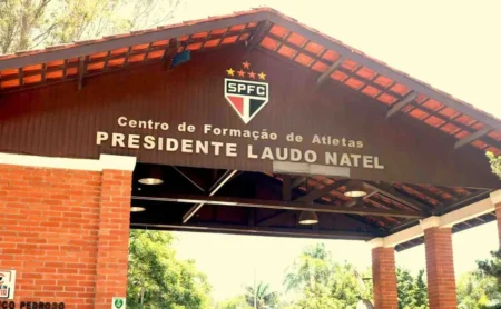 São Paulo demite chefe de manutenção de gramados de Cotia após polêmica