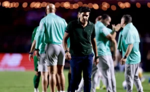 São Paulo desperdiça vantagem com expulsão de Abel Ferreira e perde para o Palmeiras