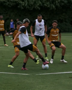 São Paulo: Enzo Díaz é opção no retorno ao time contra o Bragantino