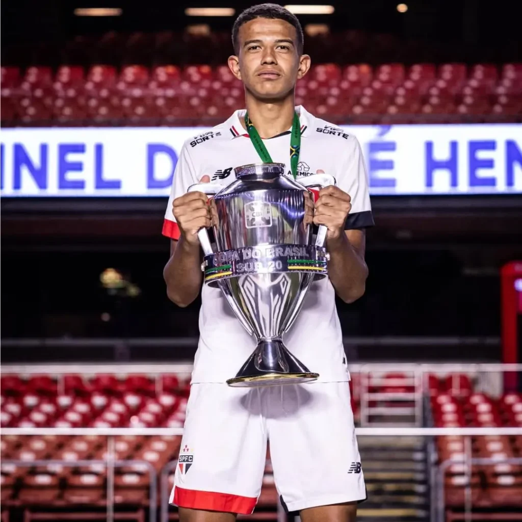 São Paulo renova contrato com zagueiro da base e estabelece multa de 100 milhões de euros