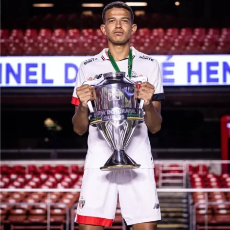 São Paulo renova contrato com zagueiro da base e estabelece multa de 100 milhões de euros