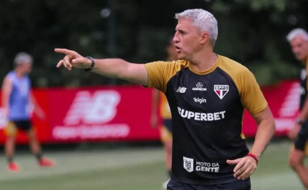 São Paulo se prepara para enfrentar a Chapecoense e Crespo pode surpreender na escalação.