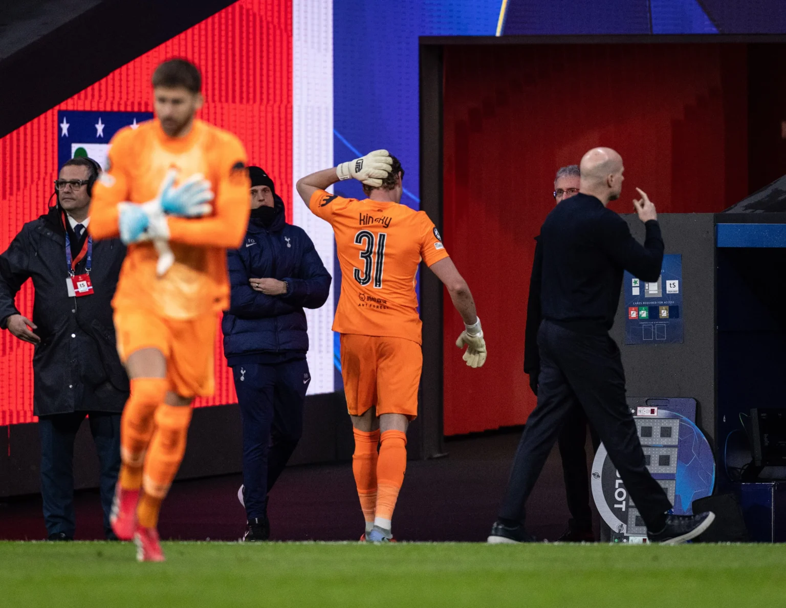 Técnico do Tottenham explica substituição do goleiro aos 16 minutos da Champions League