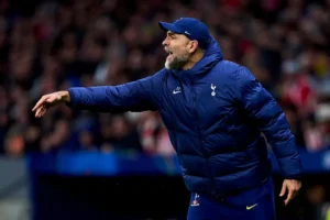 Técnico do Tottenham rebate crise com frase motivacional: "Você pode chorar ou pode lutar"