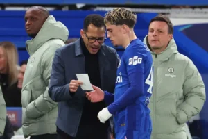 Técnico do Chelsea recebe críticas por bilhete com instruções em derrota na Champions