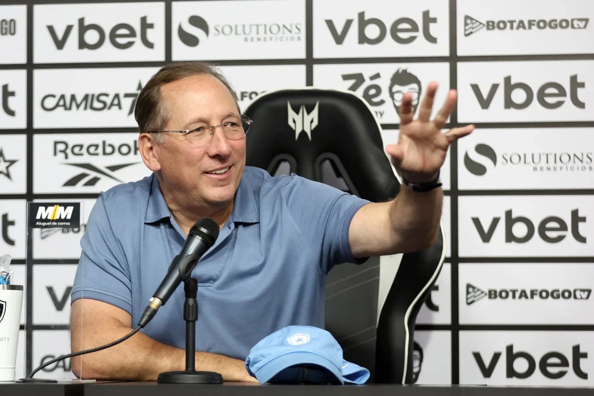 Textor busca acordo para evitar punição por atraso em pagamentos no Botafogo