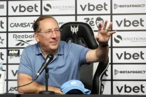 Textor busca acordo para evitar punição por atraso em pagamentos no Botafogo