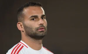 Thiago Maia permanece no banco do Internacional apesar do clube estar invicto e de Pezzolano ter um desempenho irregular.