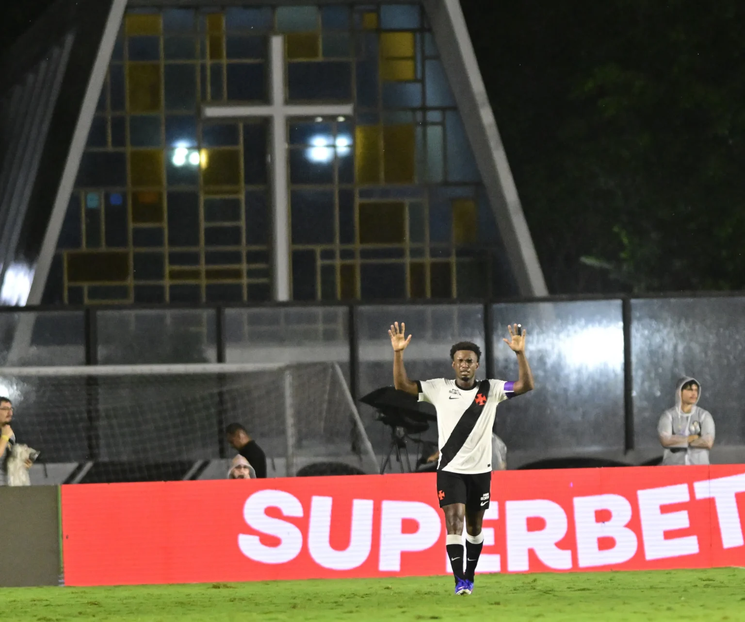 Thiago Mendes comemora gol e primeira vitória do Vasco na Série A: "Torcida veio para ver isso"
