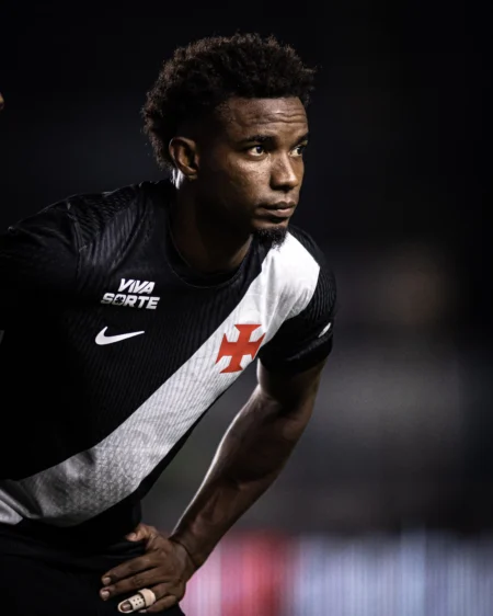 Thiago Mendes assume a liderança do Vasco após mudanças no elenco