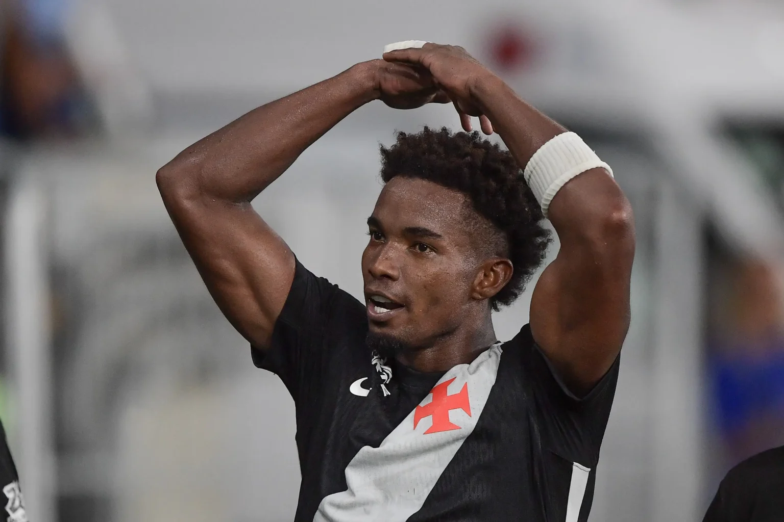Thiago Mendes honra a faixa de capitão e se destaca no Vasco