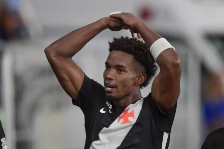 Thiago Mendes honra a faixa de capitão e se destaca no Vasco