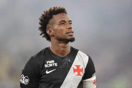 Thiago Mendes recebe cartões em Vasco x Fluminense; esposa reage: "Nunca vi isso"