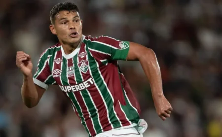 Thiago Silva critica demissão de Filipe Luís e lamenta tratamento do Flamengo.