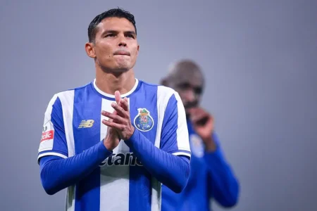 Thiago Silva atinge marca de mil jogos na carreira em partida do Porto pela Liga Europa