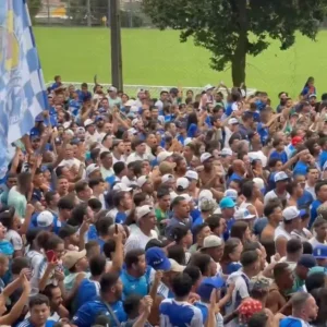 Torcedores do Cruzeiro manifestam apoio na Toca da Raposa antes de decisão