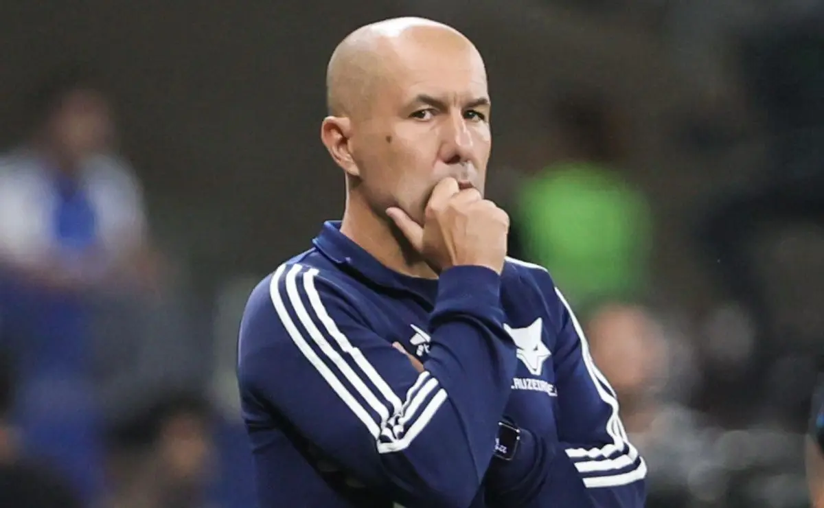 Torcedores do Cruzeiro criticam técnico português Leonardo Jardim por possível acordo com o Flamengo Torcedores do Cruzeiro criticam técnico português Leonardo Jardim por possível acordo com o Flamengo