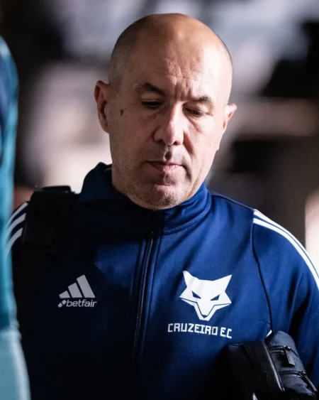 Torcida cruzeirense reage com críticas ao acerto de Leonardo Jardim com o Flamengo.