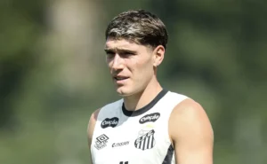 Torcida do Santos cobra Cuca para escalar Rollheiser como titular contra o Remo: “Tá na hora”