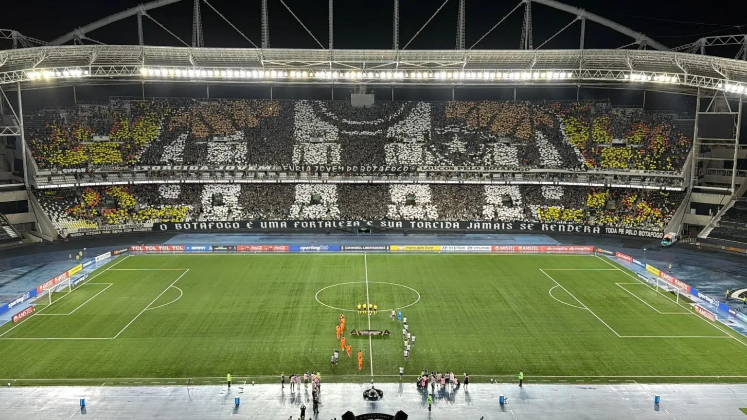 Torcida do Botafogo protesta contra a eliminação na Libertadores: "Time sem vergonha"
