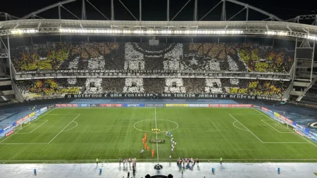 Torcida do Botafogo protesta contra a eliminação na Libertadores: "Time sem vergonha"