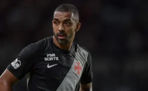 Torcida do Vasco critica Paulo Henrique em jogo contra o Fluminense: “Nível decaiu”