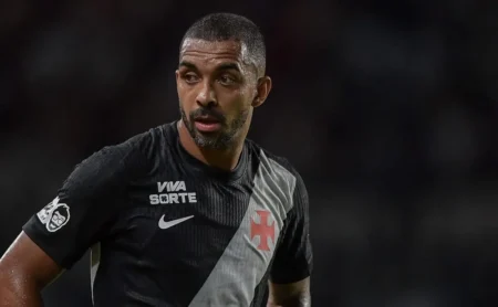 Torcida do Vasco critica Paulo Henrique em jogo contra o Fluminense: “Nível decaiu”