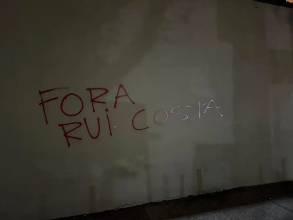 Torcida do São Paulo vandaliza muro do Morumbi após derrota e pede saída de diretor