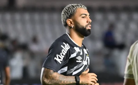 Torcida do Cruzeiro pede a rescisão do contrato de Gabigol após partida contra o Santos