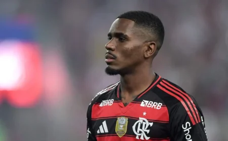 Torcida jovem cerca festa de Everton Araújo e cobra jogadores do Flamengo