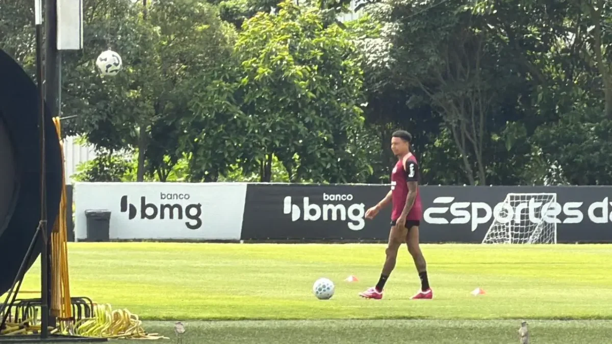 Treino do Corinthians: Jesse Lingard em atividades com a bola no CT