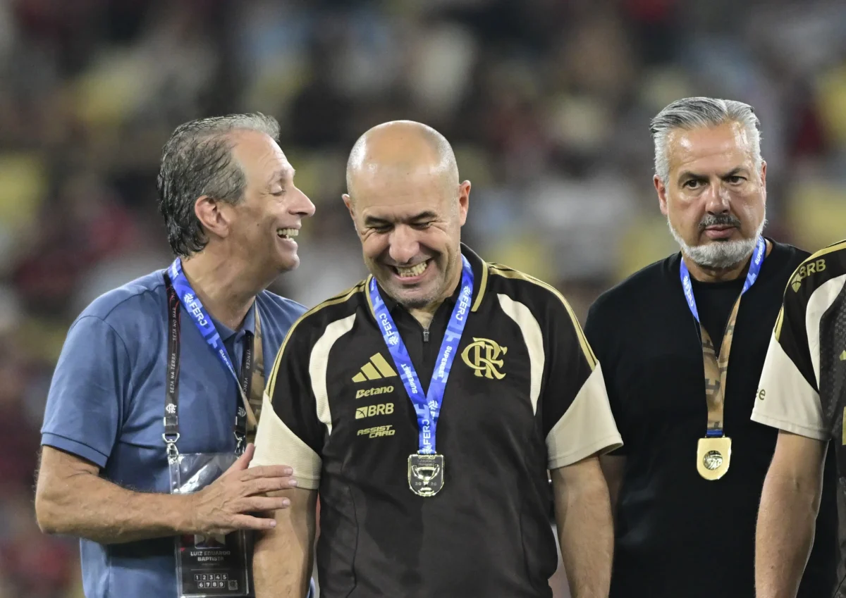 Título ameniza clima, e Flamengo busca absorver ideias de Leonardo Jardim