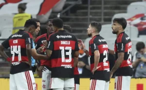 Áudio do VAR revela recomendação de amarelo para Everton Araújo: "Pé pega calcanhar de raspão"