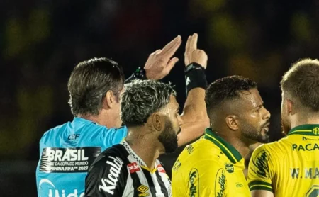 Áudio do VAR revela decisão de Raphael Claus em Mirassol x Santos: “no momento da falta”