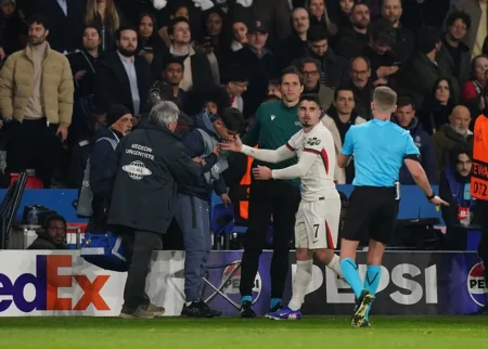 UEFA investiga empurrão de jogador do Chelsea em gandula durante partida da Champions League