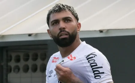 Vaias a Gabigol e protesto contra auxiliar técnico marcam Santos x Corinthians Vaias a Gabigol e protesto contra auxiliar técnico marcam Santos x Corinthians