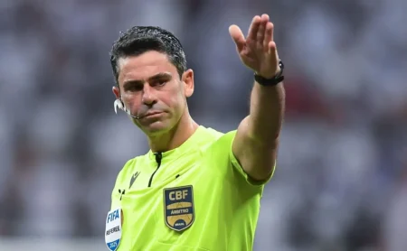 VAR auxilia árbitro Flávio Rodrigues de Souza a anular expulsão de Matheusinho em Flamengo x Cruzeiro VAR auxilia árbitro Flávio Rodrigues de Souza a anular expulsão de Matheusinho em Flamengo x Cruzeiro